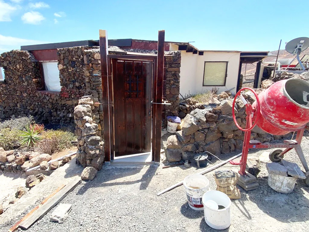 Ein Steingebäude im Bau auf der Finca, mit Betonmischer
